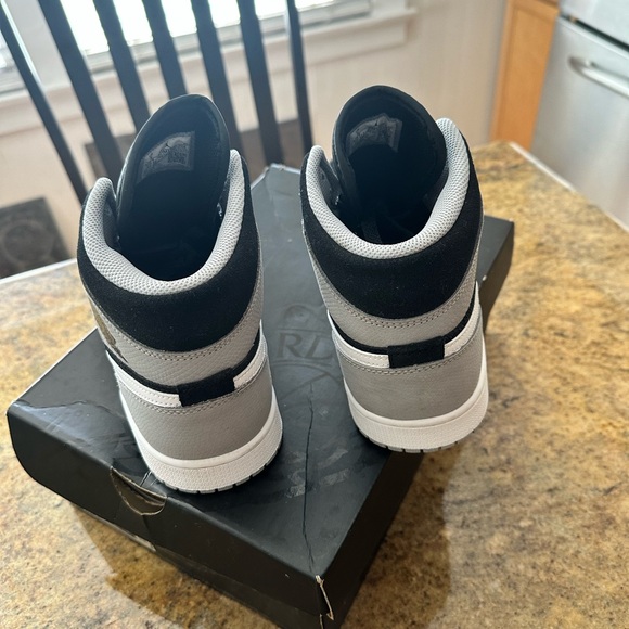 Air Jordan 1 MID SE Black/University Red-White (Size 9) - Picture 2 of 7